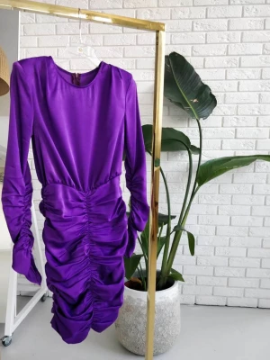 Sukienka elegancka fioletowa satynowa marszczona Emo PERFE