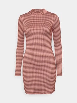 Sukienka etui Glamorous Petite