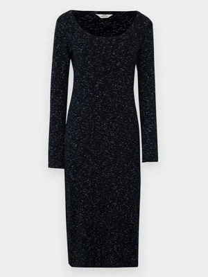 Sukienka etui Mads Nørgaard