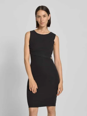 Sukienka etui o długości do kolan z aplikacją z logo model ‘PRISCA’ Guess