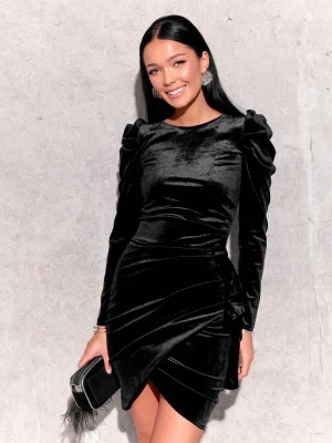 Sukienka Feel czarna dopasowana welurowa z falbaną PERFE