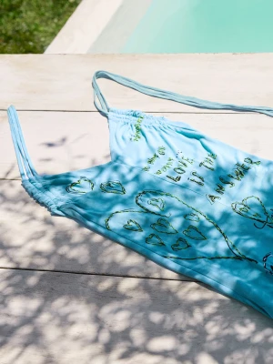 Sukienka halter z vintage'owym nadrukiem lettering Desigual niebieski
