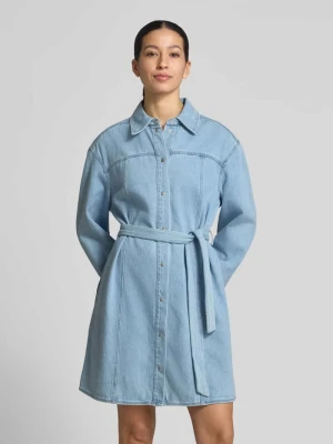 Sukienka jeansowa do kolan z wiązanym paskiem model 'Kimmia' MbyM