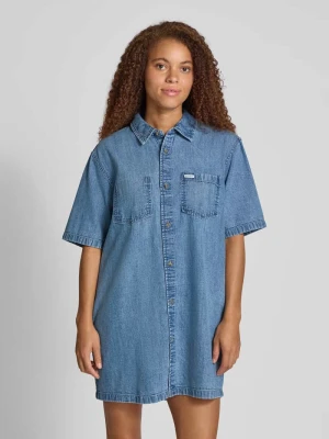Sukienka jeansowa oversized z kieszeniami na piersi Guess Jeans