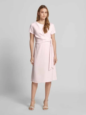 Sukienka koktajlowa do kolan z detalem wiązania i zamkiem błyskawicznym RINASCIMENTO