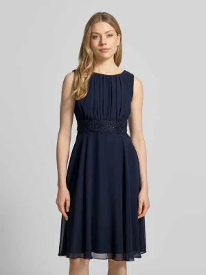 Sukienka koktajlowa do kolan z tasiemką w talii Christian Berg Cocktail