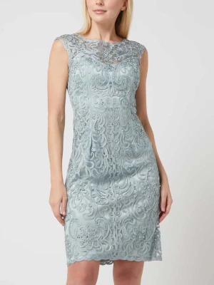 Sukienka koktajlowa dopasowana z haftami luxuar