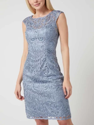 Sukienka koktajlowa dopasowana z haftami luxuar