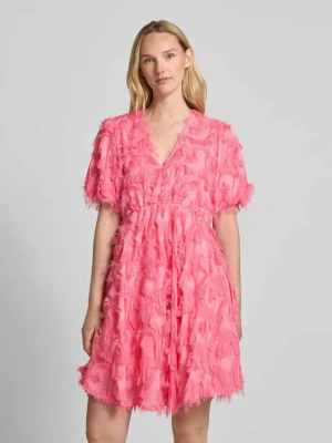 Sukienka koktajlowa o długości do kolan z dekoltem w serek model ‘PAZYLLA’ YAS