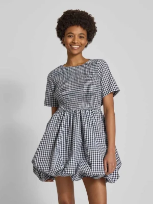 Sukienka koktajlowa o długości do kolan z marszczonymi detalami model ‘Priscilla’ Amy Lynn