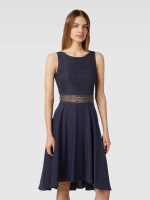 Sukienka koktajlowa o długości do kolan z obszyciem koronką V.M.