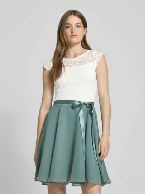 Sukienka koktajlowa o długości do kolan z okrągłym dekoltem Swing