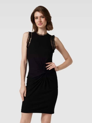 Sukienka koktajlowa o długości do kolan z wiązanym detalem model ‘OLGA’ Guess