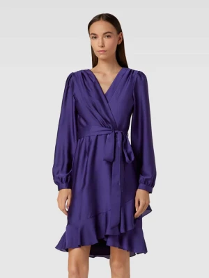 Sukienka koktajlowa o długości do kolan z wiązanym paskiem Swing