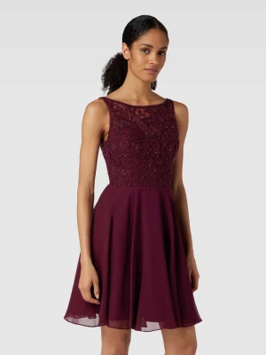 Sukienka koktajlowa o długości mini z kwiatową koronką Laona