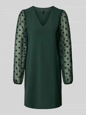 Sukienka koktajlowa o lejącym kroju z półprzezroczystymi rękawami model ‘ALVA’ Vero Moda