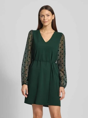 Sukienka koktajlowa o lejącym kroju z półprzezroczystymi rękawami model ‘ALVA’ Vero Moda