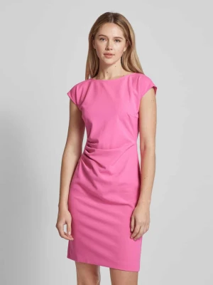 Sukienka koktajlowa o taliowanym kroju z okrągłym dekoltem Swing