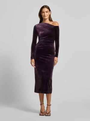 Sukienka koktajlowa z aksamitu o asymetrycznym kroju model ‘Angelina’ Forever New