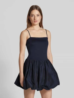 Sukienka koktajlowa z cienkimi ramiączkami Swing