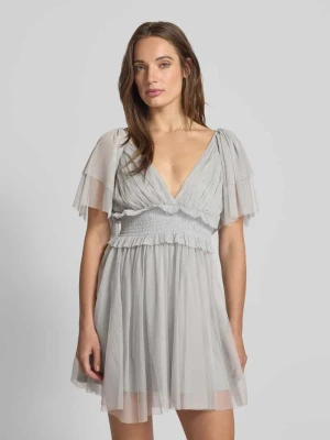 Sukienka koktajlowa z dekoltem w serek i tasiemką w talii Lace & Beads