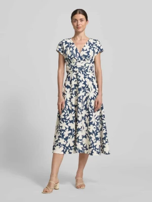 sukienka koktajlowa z dekoltem w serek i tasiemką w talii Swing