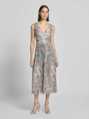 Sukienka koktajlowa z dekoltem w serek Swing