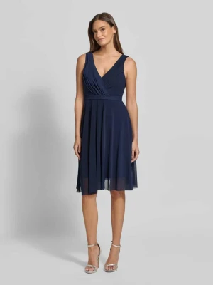 Sukienka koktajlowa z dekoltem w serek TROYDEN COLLECTION