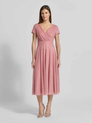 Sukienka koktajlowa z efektem błyszczącym i dekoltem w serek Vera Mont