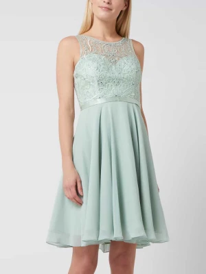 Sukienka koktajlowa z haftami kwiatowymi luxuar