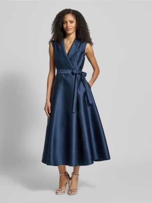 Sukienka koktajlowa z kołnierzem z połami Adrianna Papell