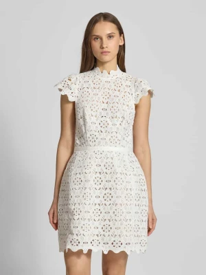 Sukienka koktajlowa z koronki szydełkowej model ‘ROWEN’ bardot