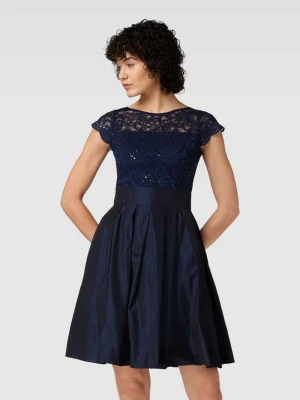 Sukienka koktajlowa z koronkowym obszyciem Swing