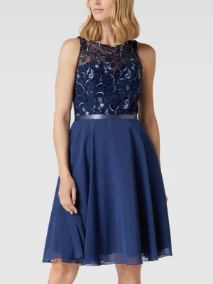 Sukienka koktajlowa z kwiatowym haftem luxuar