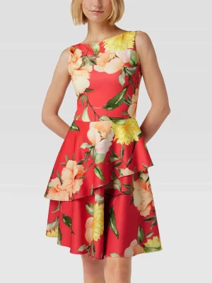 Sukienka koktajlowa z kwiatowym wzorem na całej powierzchni Swing