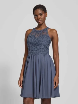 Sukienka koktajlowa z kwiatowymi haftami i ozdobnymi kamieniami Laona