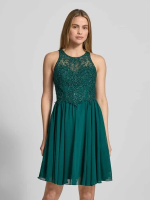 Sukienka koktajlowa z kwiatowymi haftami i ozdobnymi kamieniami Laona