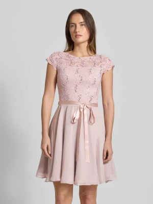 Sukienka koktajlowa z obszyciem koronką i wiązanym paskiem Swing