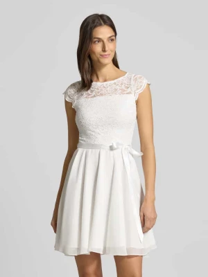 Sukienka koktajlowa z obszyciem koronką i wiązanym paskiem Swing