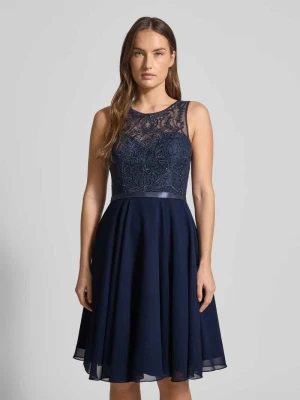 Sukienka koktajlowa z obszyciem z kamieni stras luxuar