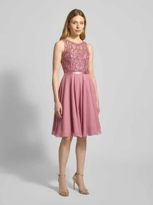 Sukienka koktajlowa z obszyciem z kamieni stras luxuar