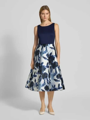 Sukienka koktajlowa z okrągłym dekoltem Swing