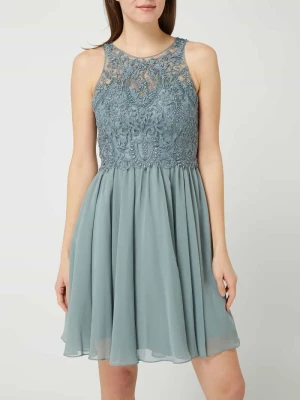 Sukienka koktajlowa z ozdobnymi tasiemkami Laona