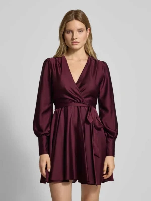 Sukienka koktajlowa z paskiem w talii Swing