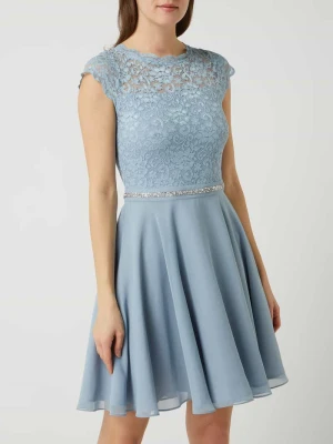 Sukienka koktajlowa z paskiem w talii Swing