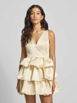 Sukienka koktajlowa z satyny z efektem stopniowania Adrianna Papell