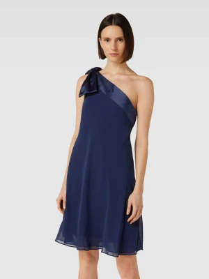 Sukienka koktajlowa z wiązanym detalem model ‘KYRELLA’ Lauren Dresses