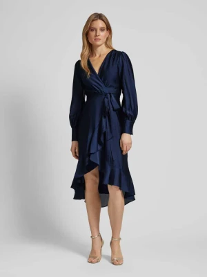 Sukienka koktajlowa z wiązanym paskiem Swing