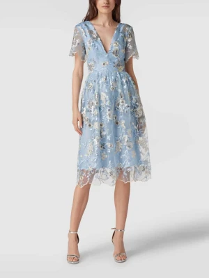 Sukienka koktajlowa z wyhaftowanym motywem i cekinowym obszyciem chi chi london