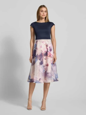 Sukienka koktajlowa z wzorem kwiatowym Swing